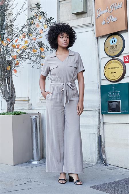 Kadın İpeksi Modal Kumaş Yakalı Cep Kapaklı Önü Fermuarlı Beli Lastikli Kısa Kol Bol Paça Tulum-Duman