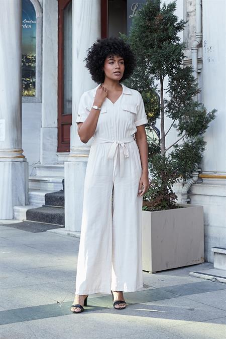 Kadın İpeksi Modal Kumaş Yakalı Cep Kapaklı Önü Fermuarlı Beli Lastikli Kısa Kol Bol Paça Tulum-Bej