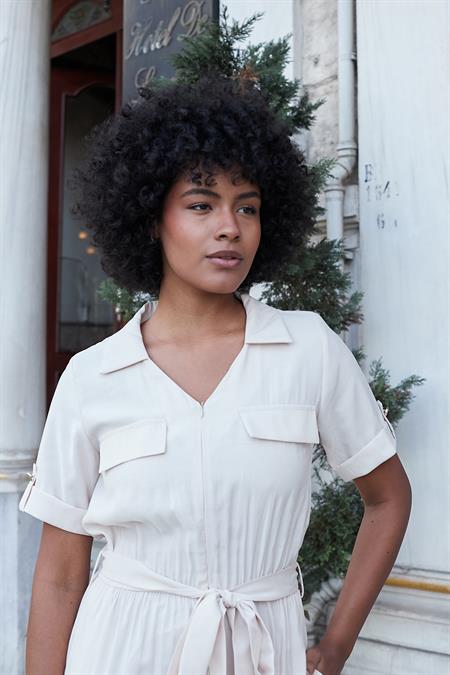 Kadın İpeksi Modal Kumaş Yakalı Cep Kapaklı Önü Fermuarlı Beli Lastikli Kısa Kol Bol Paça Tulum-Bej