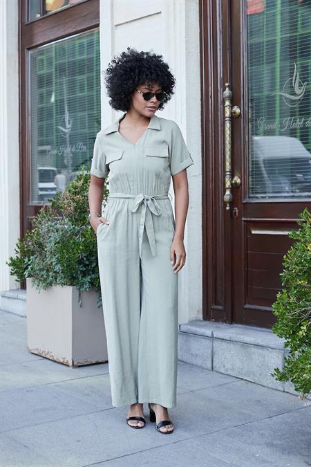 Kadın İpeksi Modal Kumaş Yakalı Cep Kapaklı Önü Fermuarlı Beli Lastikli Kısa Kol Bol Paça Tulum-Açık Haki