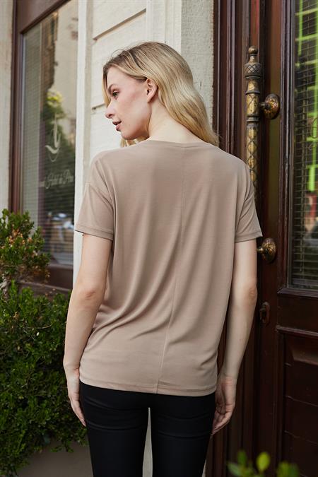 Kadın İpeksi Modal Penye Esnek Kumaş V Yaka Düşük Omuzlu Kısa Kol T-shirt Bluz-Camel 