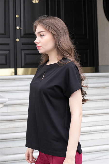 Kadın İpeksi Yumuşak Kumaş Geniş Sıfır Yaka Önü Pencereli Yanları Yırtmaçlı Tshirt Bluz-Siyah