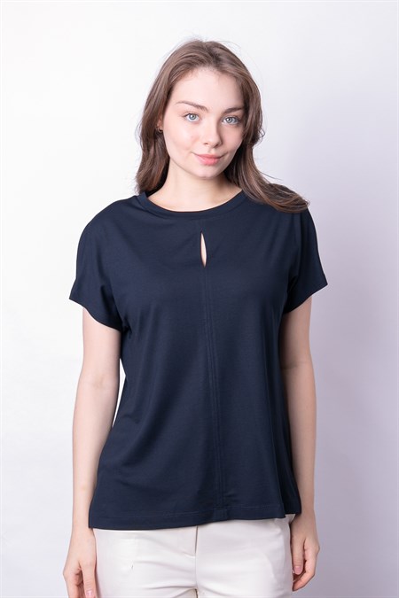 Kadın İpeksi Yumuşak Kumaş Geniş Sıfır Yaka Önü Pencereli Yanları Yırtmaçlı Tshirt Bluz-Koyu Lacivert 