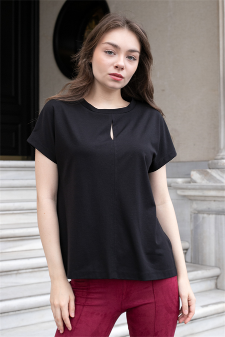 Kadın İpeksi Yumuşak Kumaş Geniş Sıfır Yaka Önü Pencereli Yanları Yırtmaçlı Tshirt Bluz-Siyah