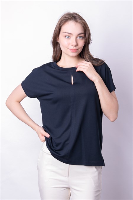 Kadın İpeksi Yumuşak Kumaş Geniş Sıfır Yaka Önü Pencereli Yanları Yırtmaçlı Tshirt Bluz-Koyu Lacivert 