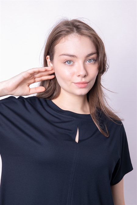 Kadın İpeksi Yumuşak Kumaş Geniş Sıfır Yaka Önü Pencereli Yanları Yırtmaçlı Tshirt Bluz-Koyu Lacivert 