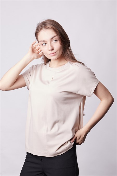 Kadın İpeksi Yumuşak Kumaş Geniş Sıfır Yaka Önü Pencereli Yanları Yırtmaçlı Tshirt Bluz-Bej 