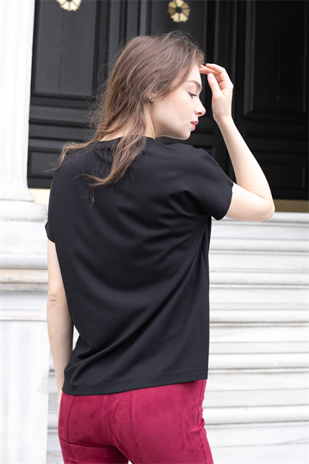 Kadın İpeksi Yumuşak Kumaş Geniş Sıfır Yaka Önü Pencereli Yanları Yırtmaçlı Tshirt Bluz-Siyah