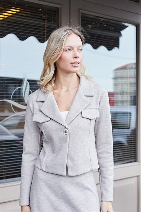 Kadın Kalın Esnek Kumaş Yakalı Cep Kapaklı Uzun Kol Kısa Blazer Ceket-Bej 