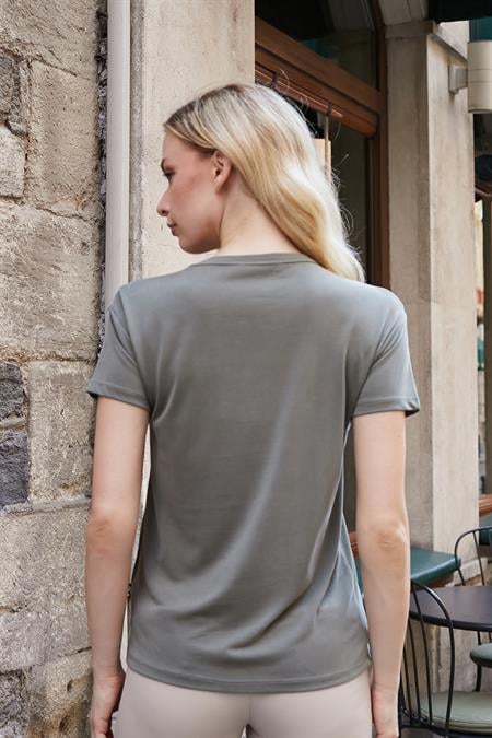 Kadın Kaliteli Modal Kumaş Sıfır Yaka Düğme Aksesuarlı Kısa Kol T-shirt Bluz-Haki 