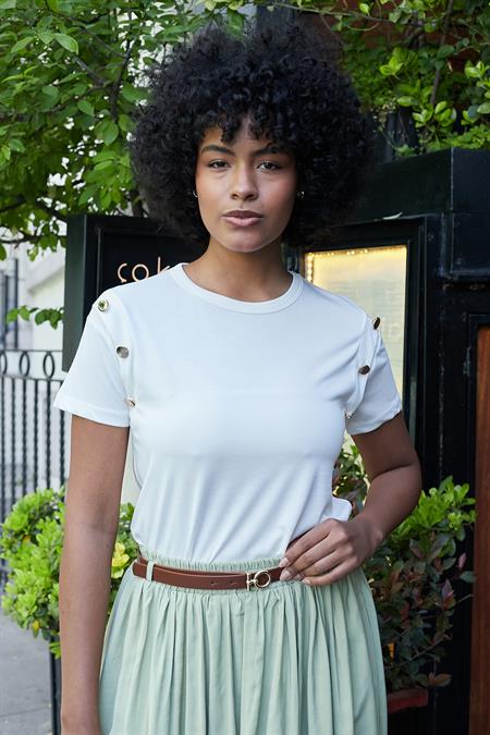 Kadın Kaliteli Modal Kumaş Sıfır Yaka Düğme Aksesuarlı Kısa Kol T-shirt Bluz-Krem