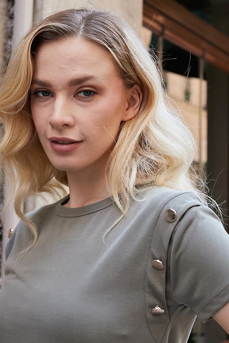 Kadın Kaliteli Modal Kumaş Sıfır Yaka Düğme Aksesuarlı Kısa Kol T-shirt Bluz-Haki 