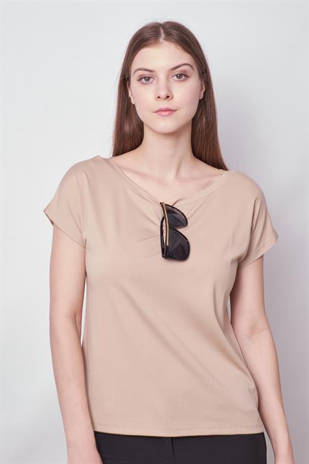Kadın Kayık Yaka Düşük Omuzlu Kırışmaz Span Karışımlı Şık T-shirt Bluz-Koyu Bej 