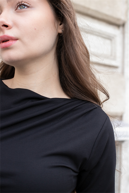 Kadın Likralı Hafif Parlak Kumaş Kayık Yaka Pileli Asimetrik Dirsek Üstü Kol Body Bluz-Siyah