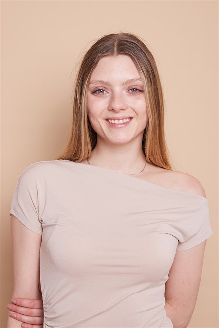 Likralı Krep Kumaş Kayık Yaka Düşük Omuzlu Şık Bluz-Bej