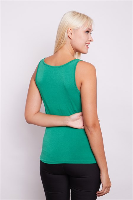 Krep Penye Degaje Yaka Aksesuar Detaylı Kolsuz Bluz -Yeşil