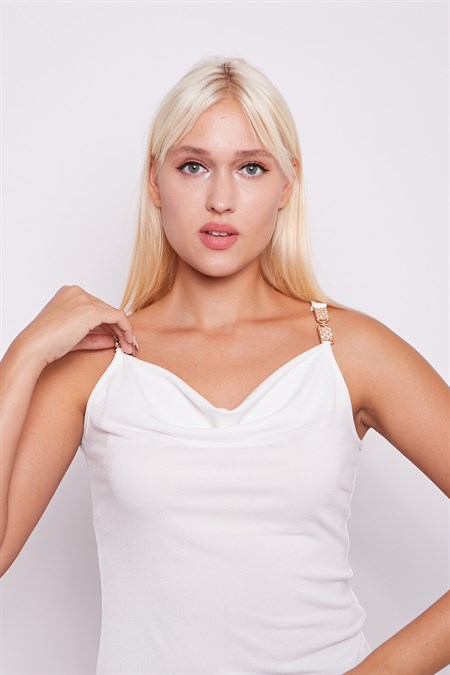 Krep Penye Degaje Yaka Aksesuar Detaylı Kolsuz Bluz -Krem