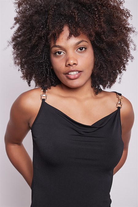 Likralı Krep Penye Degaje Yaka Aksesuar Detaylı Kolsuz Bluz-Siyah