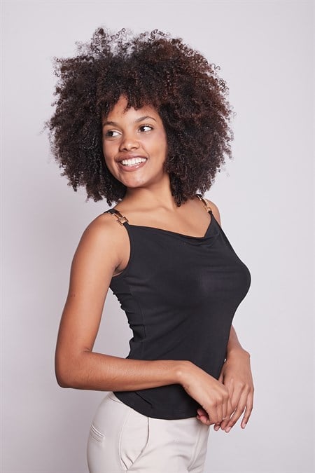 Likralı Krep Penye Degaje Yaka Aksesuar Detaylı Kolsuz Bluz-Siyah