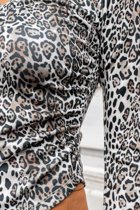 Kadın Likralı Esnek Kumaş Desenli V Yaka Büzgülü Uzun Kol Asimetrik Body Bluz-Leopar