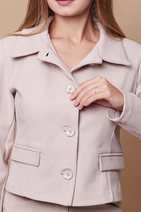 Kadın Likralı Kaşe Kumaş Yakalı Cep Kapaklı Uzun Kol Düğmeli Kısa Blazer Ceket Kaban-Şampanya