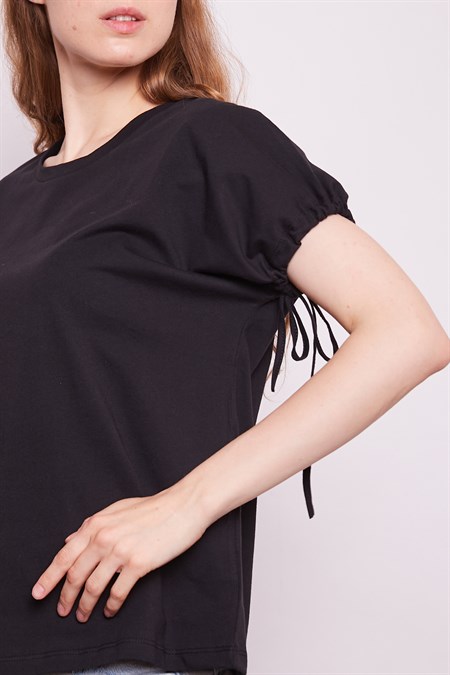 Lycrasız Pamuk Geniş Sıfır Yaka Düşük Omuzlu Kolları Bağcıklı T-Shirt -Siyah