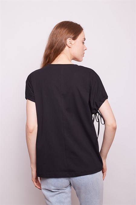 Lycrasız Pamuk Geniş Sıfır Yaka Düşük Omuzlu Kolları Bağcıklı T-Shirt -Siyah