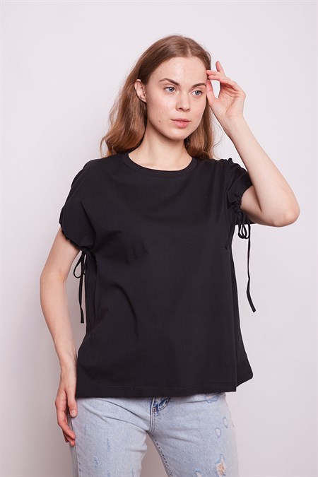 Lycrasız Pamuk Geniş Sıfır Yaka Düşük Omuzlu Kolları Bağcıklı T-Shirt -Siyah