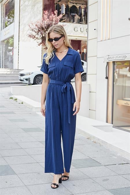 Kadın İpeksi Modal Kumaş Yakalı Cep Kapaklı Önü Fermuarlı Beli Lastikli Kısa Kol Bol Paça Tulum-Lacivert