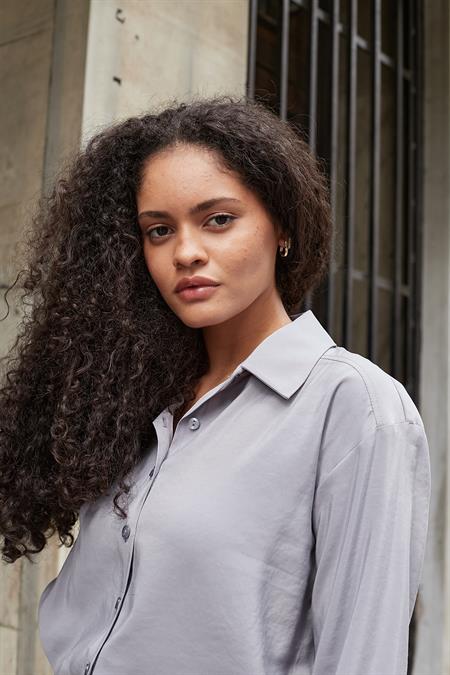 Kadın Pamuksu Modal Cupra Kumaş Yakalı Yanları Yırtmaçlı Uzun Kol Gömlek-Gri