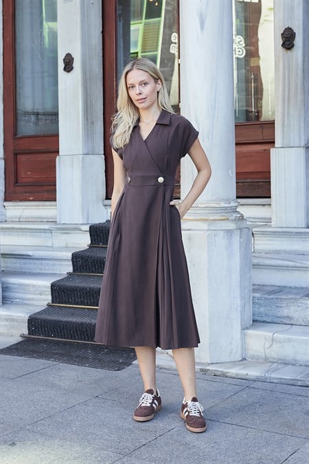 JUMENTKadın Modal Diyagonal Kruvaze Anvelop Yakalı Eteği Pili Kaşeli Cepli Midi Boy Diz Altı Elbise-Kahve 