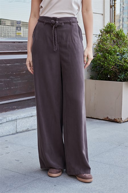 Kadın Modal Diyagonal Kumaş Yüksek Bel Yan Cepli Kemerli Bol Paça Palazzo Pantolon-Kahve 