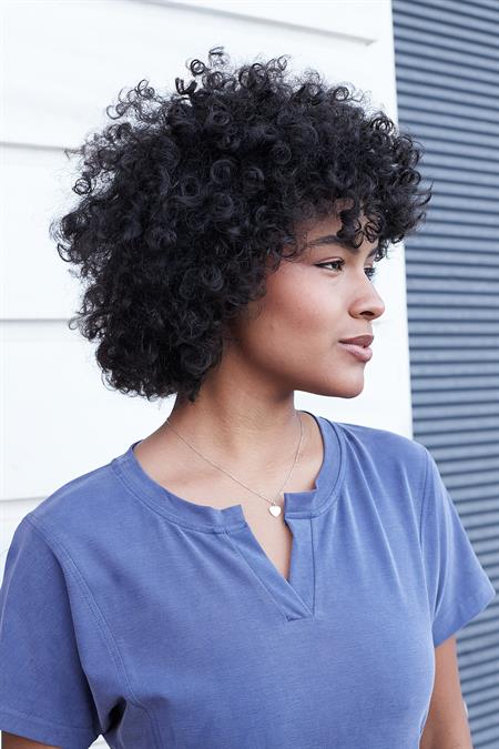 Kadın Modal İpeksi Hafif Esnek Kumaş Geniş Sıfır Yaka Patlı Düşük Omuzlu Yan Cepli Diz Boy Elbise-İndigo