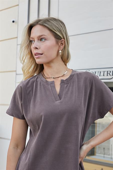 Kadın Modal İpeksi Hafif Esnek Kumaş Geniş Sıfır Yaka Patlı Düşük Omuzlu Yan Cepli Diz Boy Elbise-Kahve