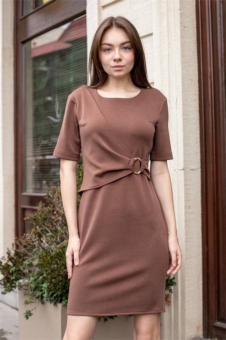 Kadın Likralı Modal İpeksi Kumaş Kayık Yaka Önü Aksesuarlı Dirsek Üstü Kol Elbise-Kahve