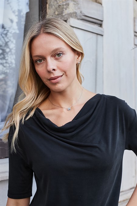 Kadın Lİkralı İpeksi Dokulu Modal Penye Degaje Yaka Kısa Kol Bluz-Siyah