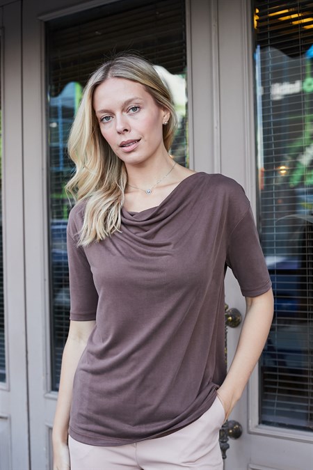 Kadın Lİkralı İpeksi Dokulu Modal Penye Degaje Yaka Kısa Kol Bluz-Kahve