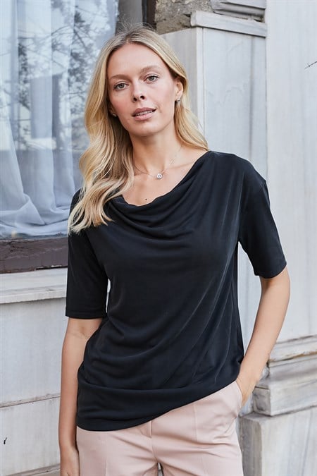 Kadın Lİkralı İpeksi Dokulu Modal Penye Degaje Yaka Kısa Kol Bluz-Siyah