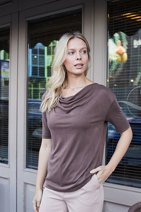 Kadın Lİkralı İpeksi Dokulu Modal Penye Degaje Yaka Kısa Kol Bluz-Kahve