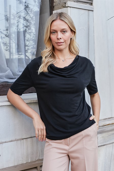 Kadın Lİkralı İpeksi Dokulu Modal Penye Degaje Yaka Kısa Kol Bluz-Siyah