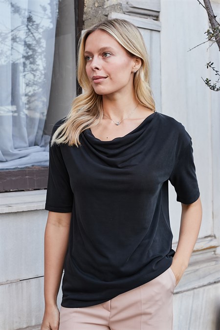 Kadın Lİkralı İpeksi Dokulu Modal Penye Degaje Yaka Kısa Kol Bluz-Siyah