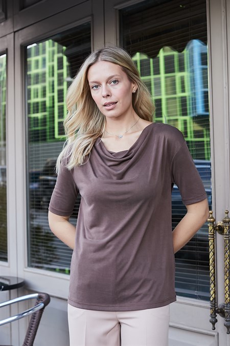 Kadın Lİkralı İpeksi Dokulu Modal Penye Degaje Yaka Kısa Kol Bluz-Kahve