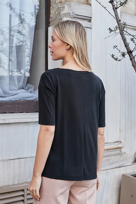 Kadın Lİkralı İpeksi Dokulu Modal Penye Degaje Yaka Kısa Kol Bluz-Siyah