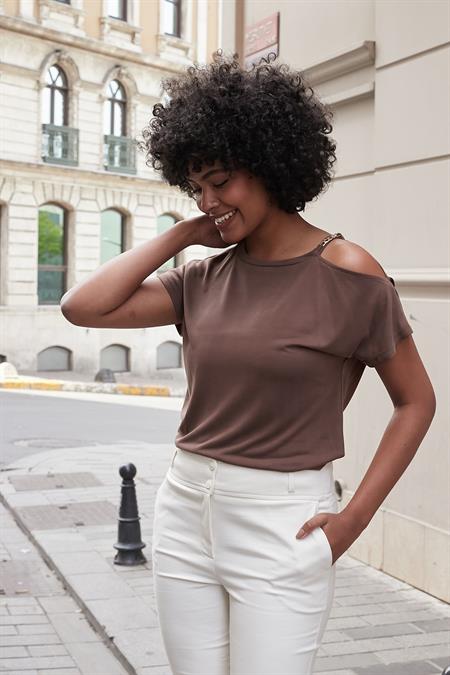 Kadın Modal Penye Geniş Sıfır Yaka Omuzu Dekolteli Aksesuarlı Düşük Omuz Bluz-Kahve
