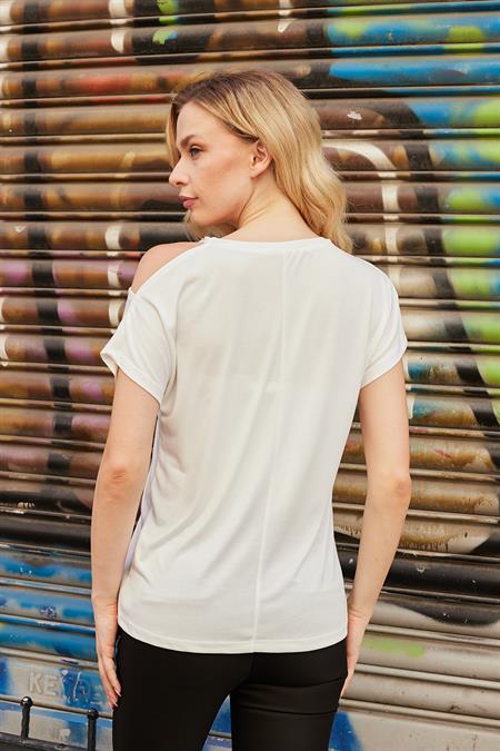 Kadın Modal Penye Geniş Sıfır Yaka Omuzu Dekolteli Aksesuarlı Düşük Omuz Bluz-Krem 