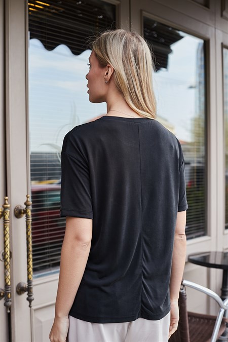 Kadın Likralı İpeksi Dokulu Modal Penye Geniş Sıfır Yaka Düşük Omuzlı Kısa Kol Bluz-Siyah