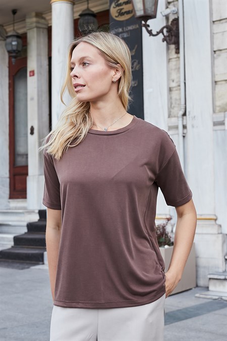 Kadın Likralı İpeksi Dokulu Modal Penye Geniş Sıfır Yaka Düşük Omuzlı Kısa Kol Bluz-Kahve