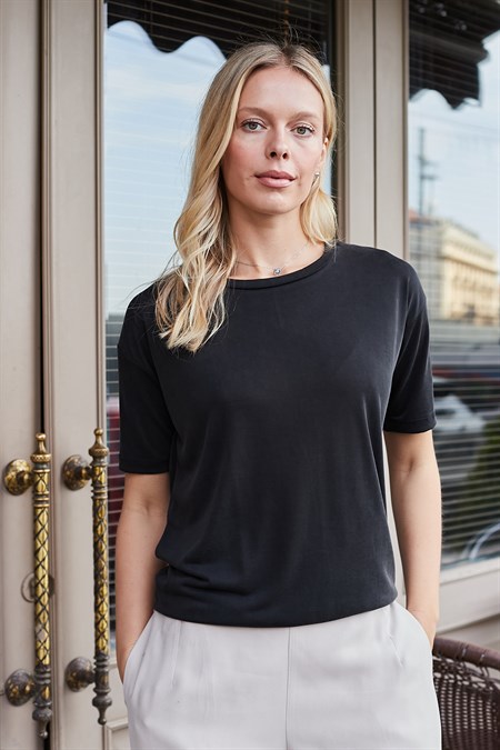 Kadın Likralı İpeksi Dokulu Modal Penye Geniş Sıfır Yaka Düşük Omuzlı Kısa Kol Bluz-Siyah