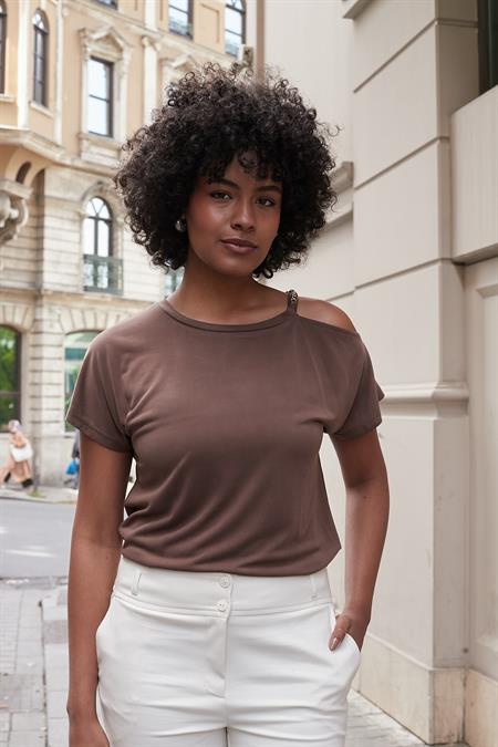 Kadın Modal Penye Geniş Sıfır Yaka Omuzu Dekolteli Aksesuarlı Düşük Omuz Bluz-Kahve