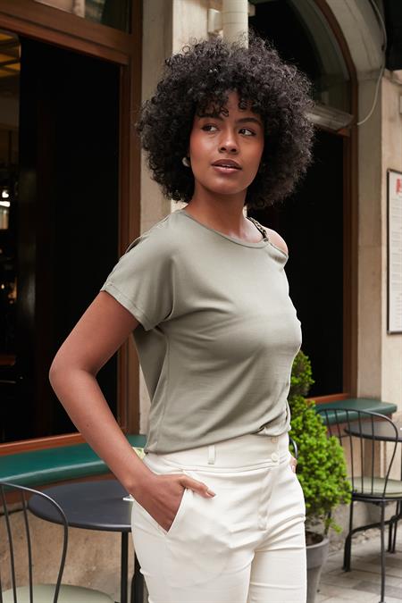 Kadın Modal Penye Geniş Sıfır Yaka Omuzu Dekolteli Aksesuarlı Düşük Omuz Bluz-Haki